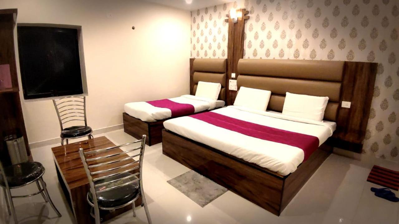 City Hotel Prayagraj Bagian luar foto