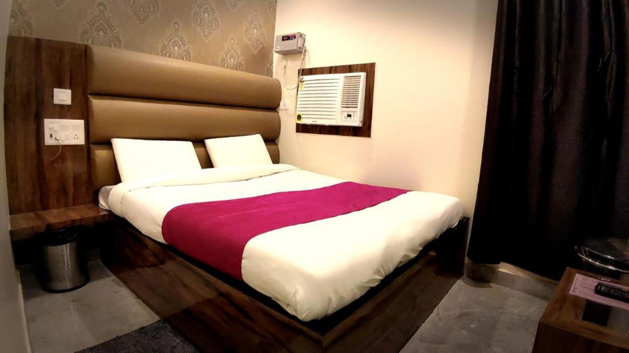 City Hotel Prayagraj Bagian luar foto