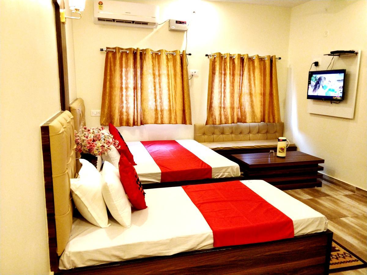 City Hotel Prayagraj Bagian luar foto